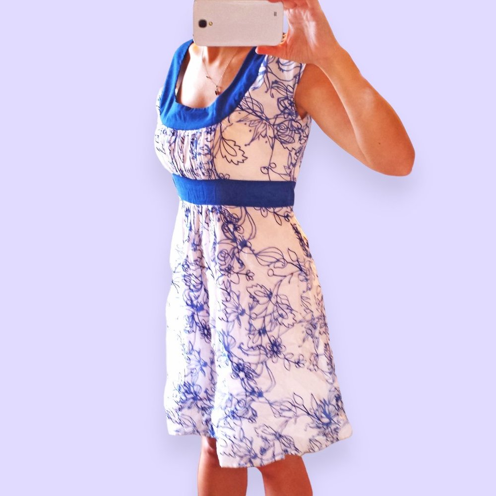 Beautiful White-Blue Floral Vintage Dress Size 6